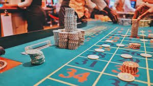 Antarmuka aplikasi gudang paito menampilkan menu sportsbook, live casino, dan slot games
